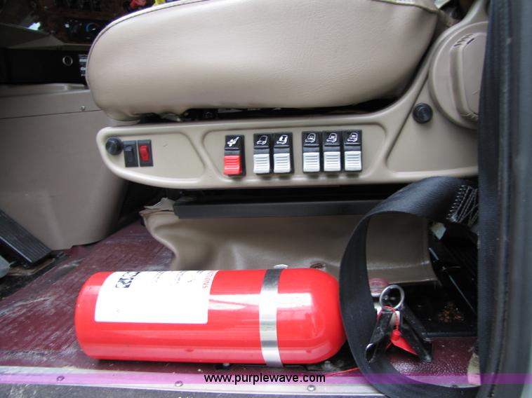 image for item 8001 2005 International 9400I semi truck