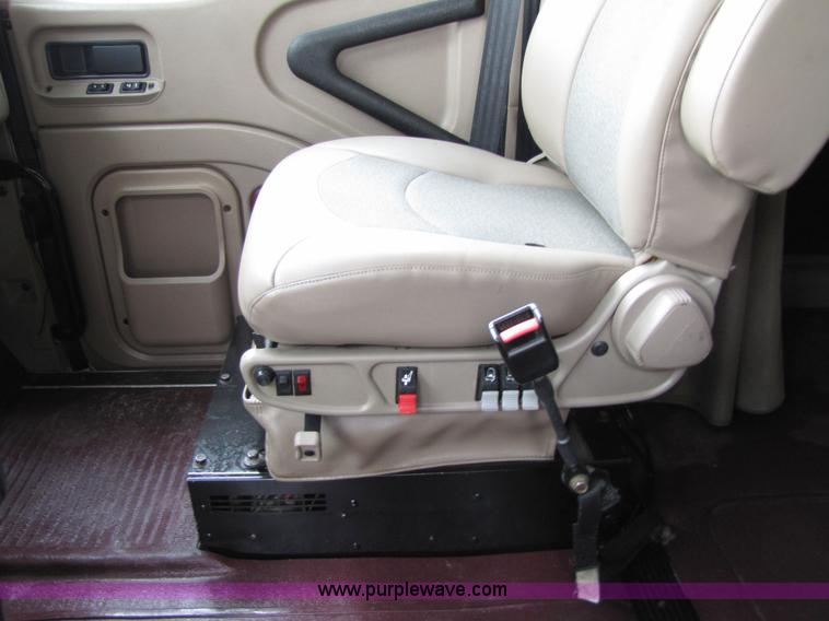 image for item 8001 2005 International 9400I semi truck