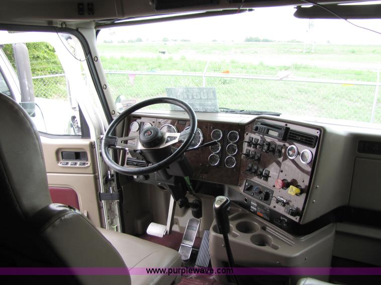 image for item 8001 2005 International 9400I semi truck