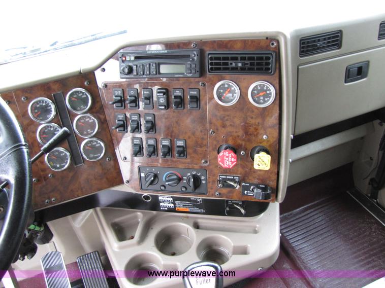 image for item 8001 2005 International 9400I semi truck