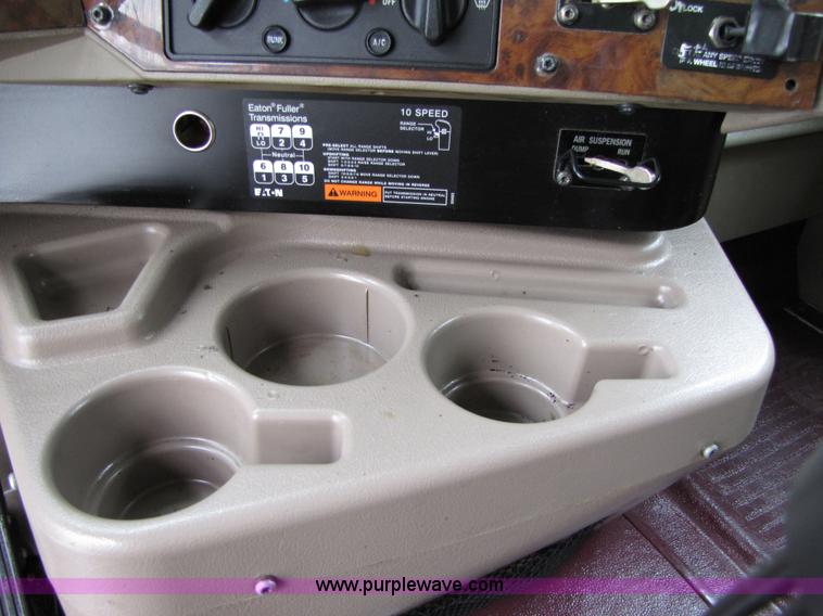 image for item 8001 2005 International 9400I semi truck