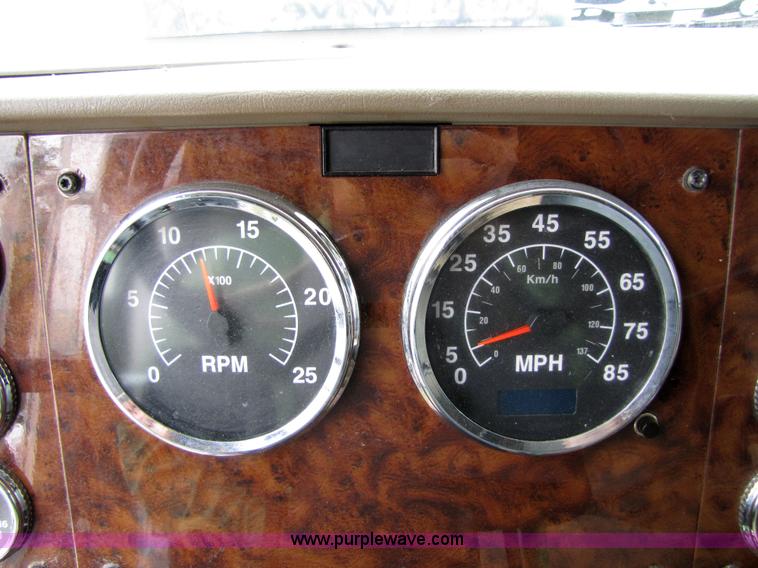 image for item 8001 2005 International 9400I semi truck