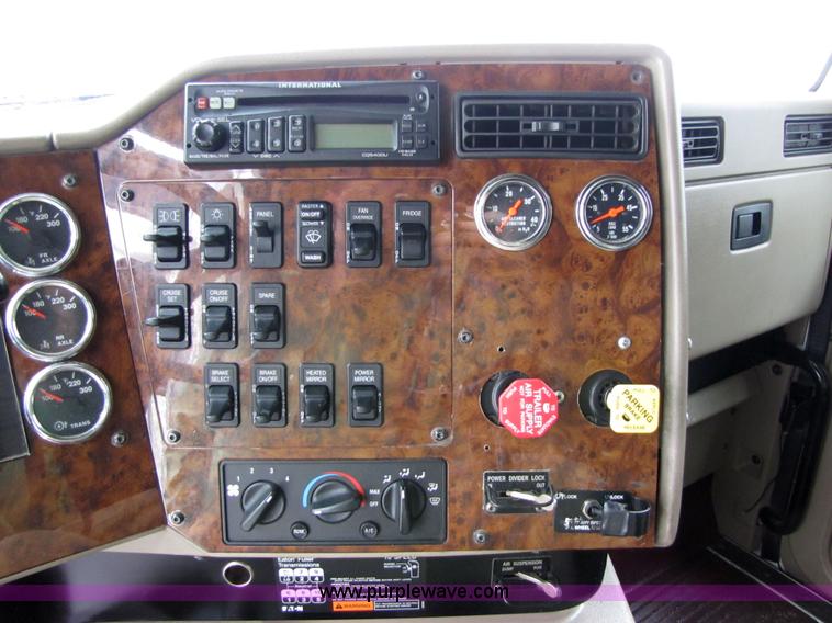 image for item 8001 2005 International 9400I semi truck