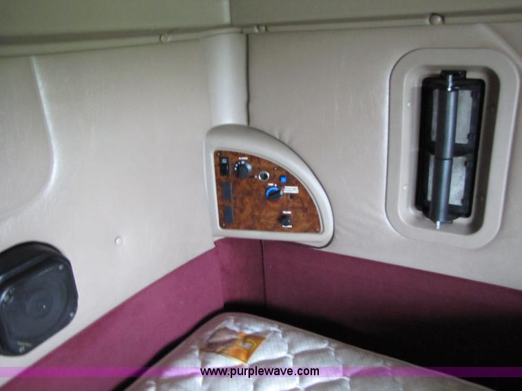 image for item 8001 2005 International 9400I semi truck