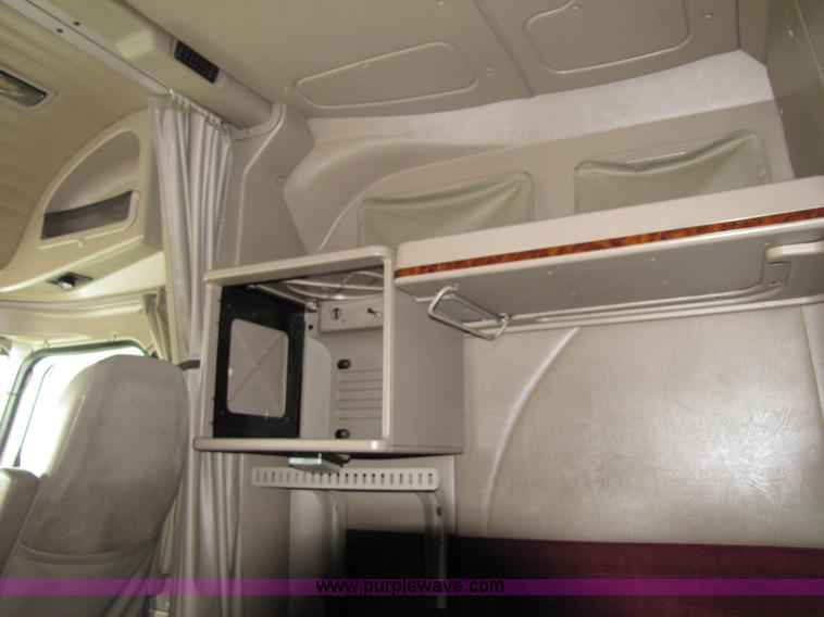 image for item 8001 2005 International 9400I semi truck