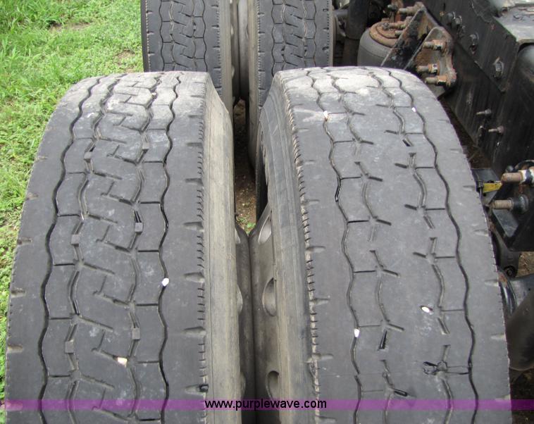 image for item 8001 2005 International 9400I semi truck