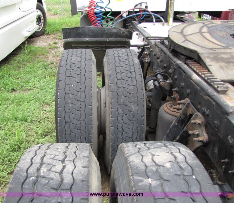 image for item 8001 2005 International 9400I semi truck