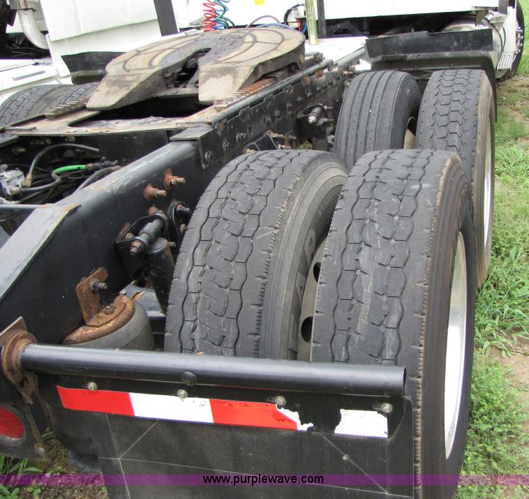 image for item 8001 2005 International 9400I semi truck