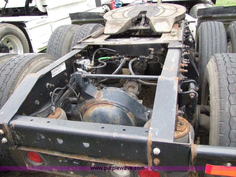 image for item 8001 2005 International 9400I semi truck