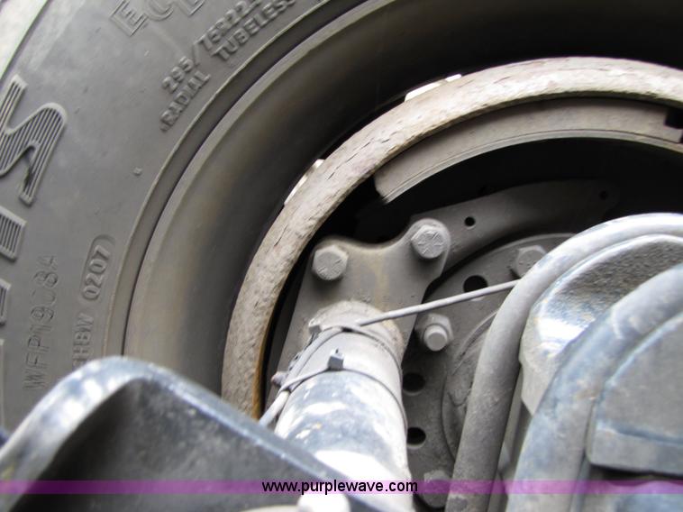 image for item 8001 2005 International 9400I semi truck