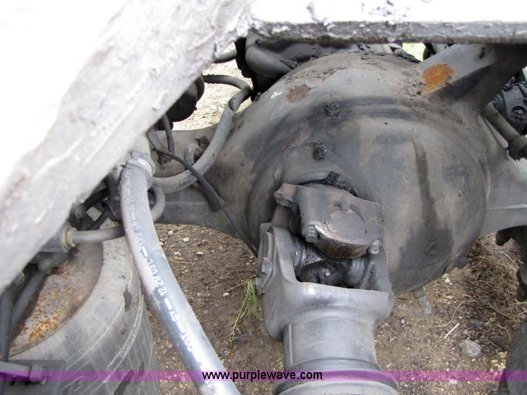 image for item 8001 2005 International 9400I semi truck