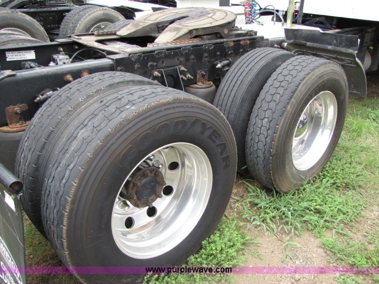 image for item 8001 2005 International 9400I semi truck