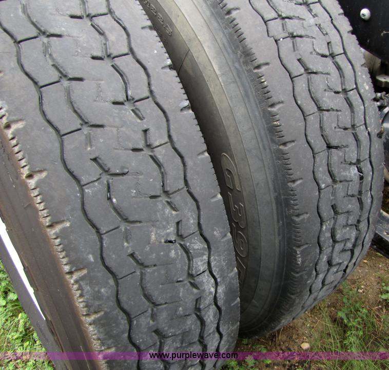 image for item 8001 2005 International 9400I semi truck