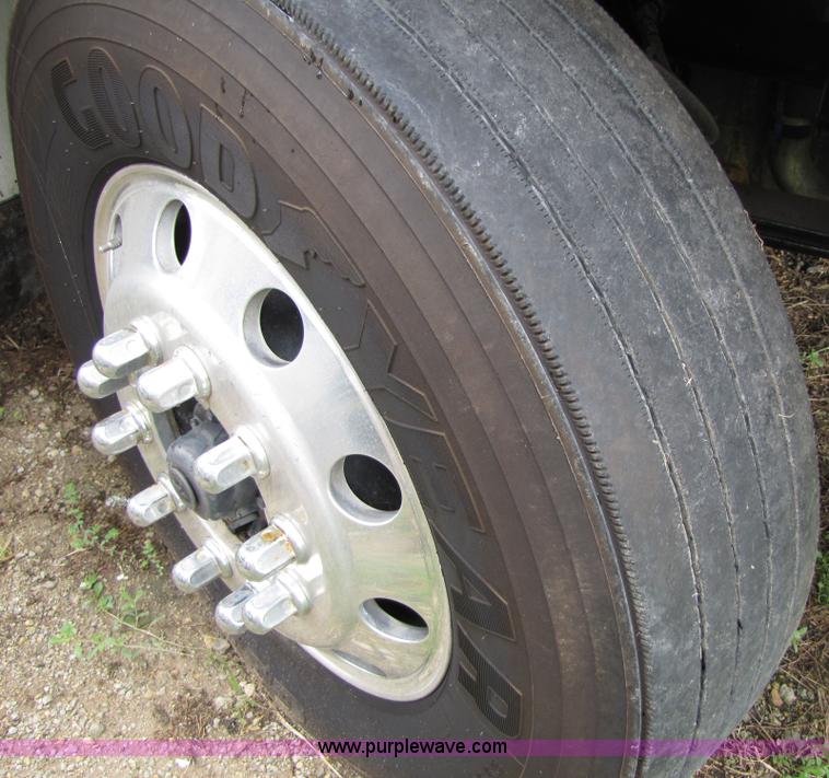 image for item 8001 2005 International 9400I semi truck