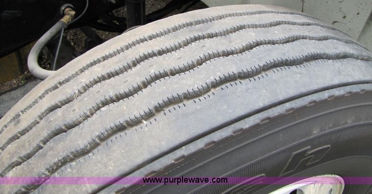 image for item 8001 2005 International 9400I semi truck