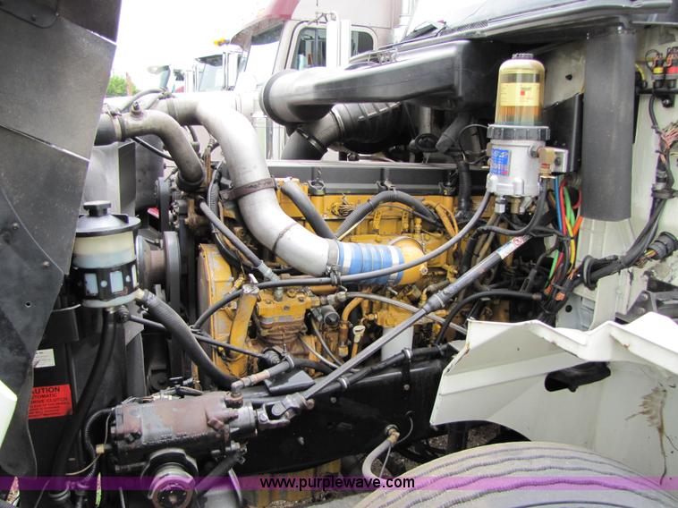 image for item 8001 2005 International 9400I semi truck