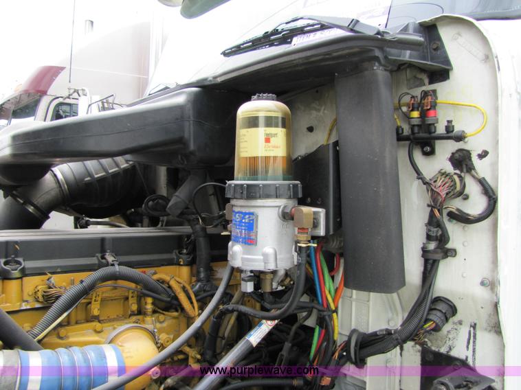 image for item 8001 2005 International 9400I semi truck