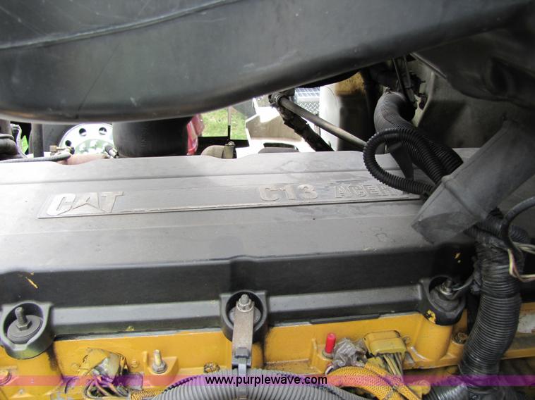 image for item 8001 2005 International 9400I semi truck