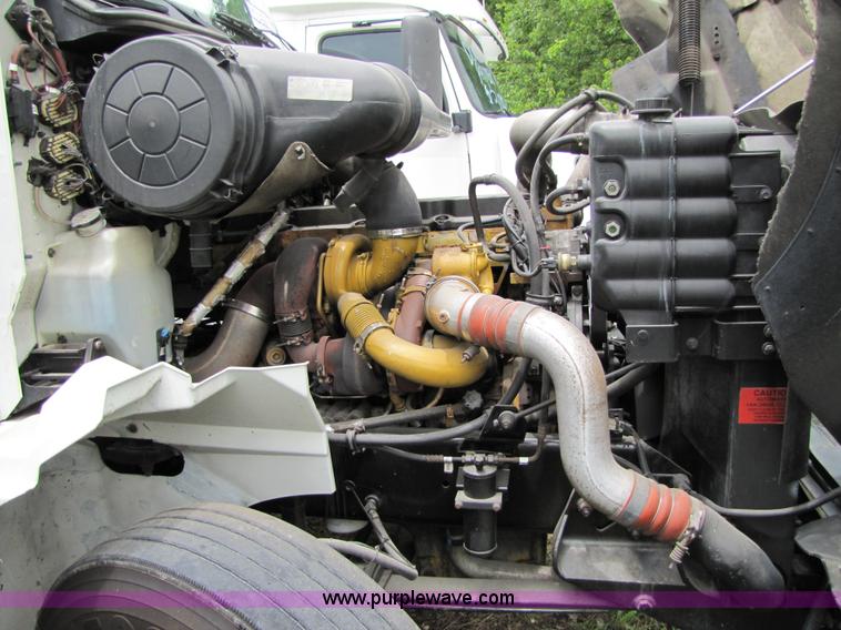 image for item 8001 2005 International 9400I semi truck