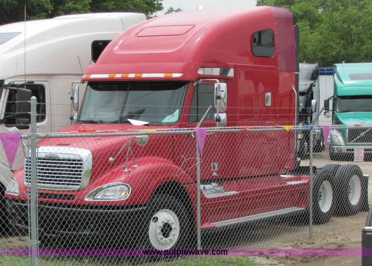 image for item 8004 2004 Freightliner Conventional Columbia semi truck