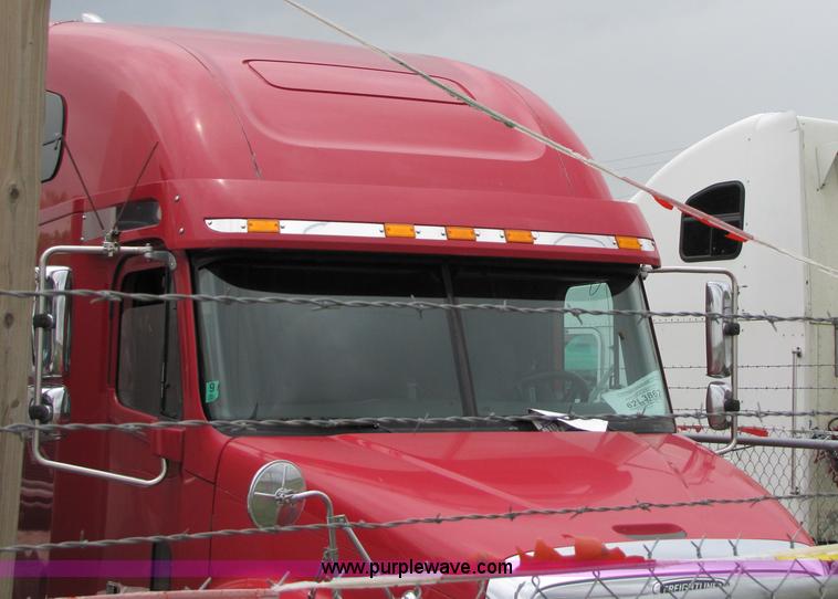 image for item 8004 2004 Freightliner Conventional Columbia semi truck