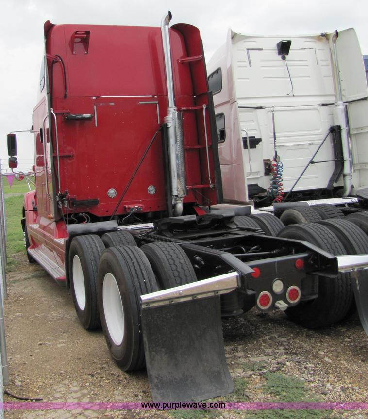 image for item 8004 2004 Freightliner Conventional Columbia semi truck