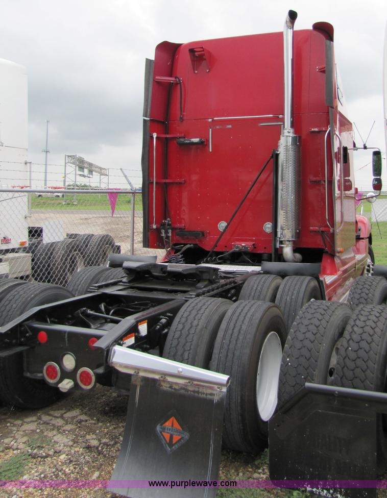 image for item 8004 2004 Freightliner Conventional Columbia semi truck