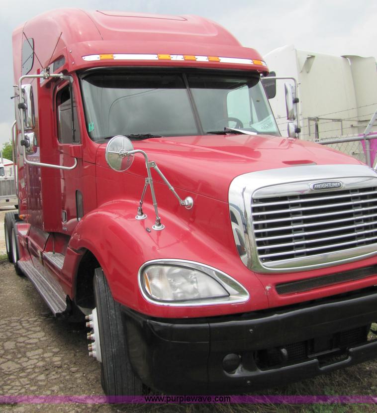 image for item 8004 2004 Freightliner Conventional Columbia semi truck