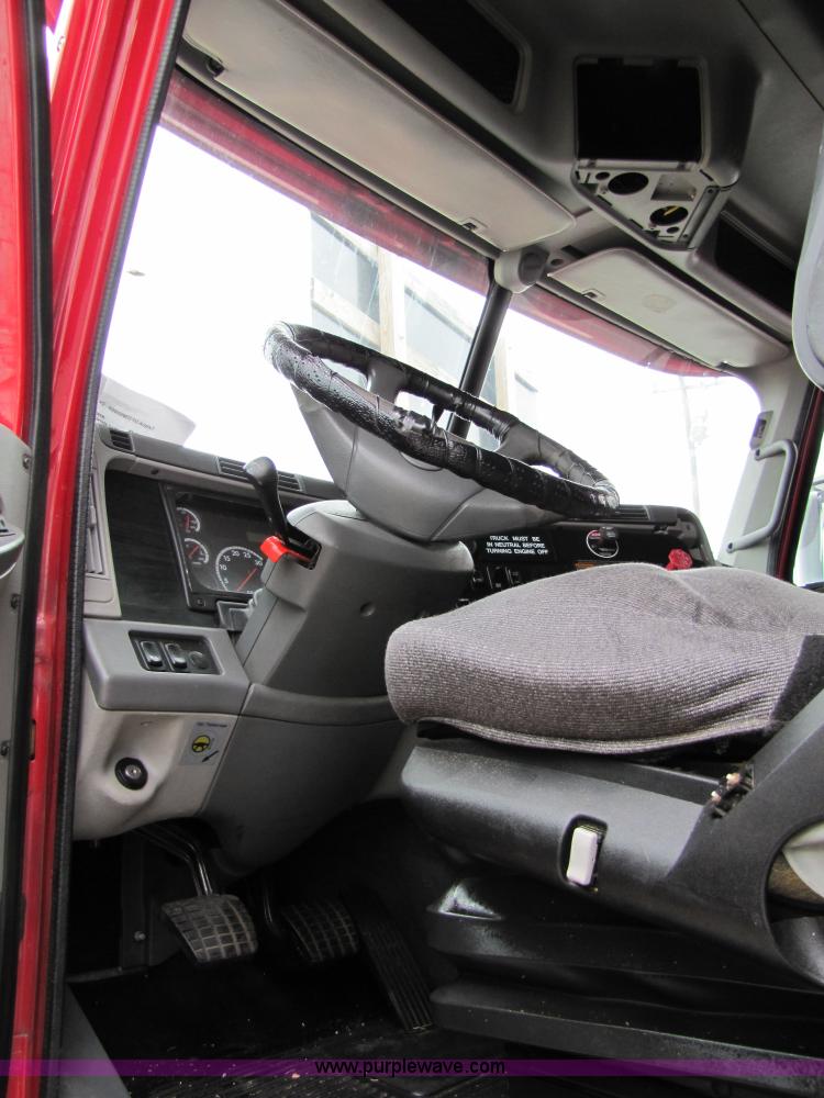 image for item 8004 2004 Freightliner Conventional Columbia semi truck