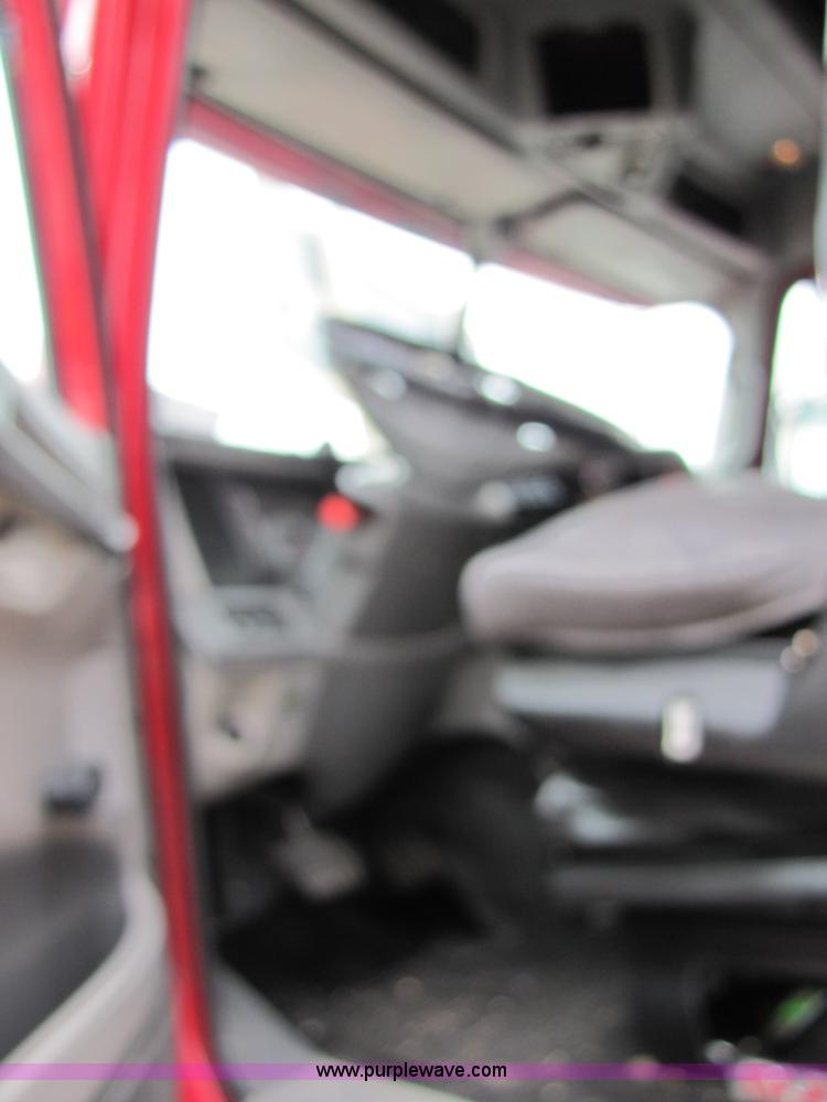 image for item 8004 2004 Freightliner Conventional Columbia semi truck