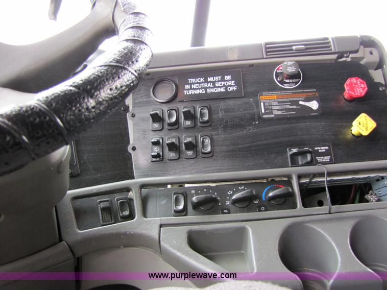 image for item 8004 2004 Freightliner Conventional Columbia semi truck