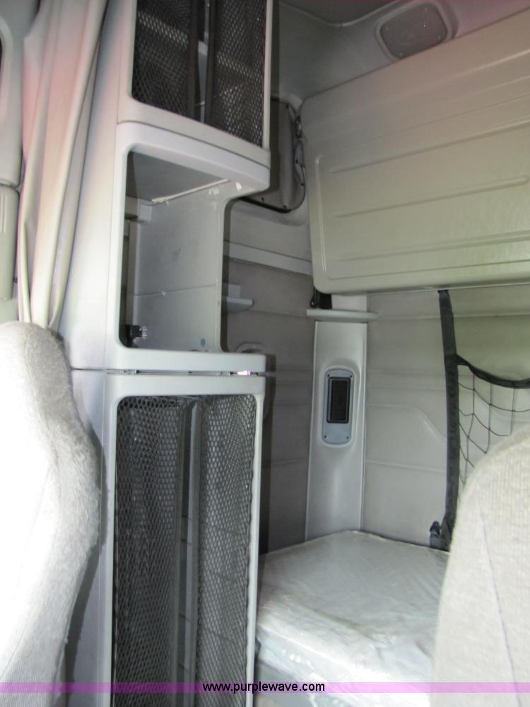 image for item 8004 2004 Freightliner Conventional Columbia semi truck