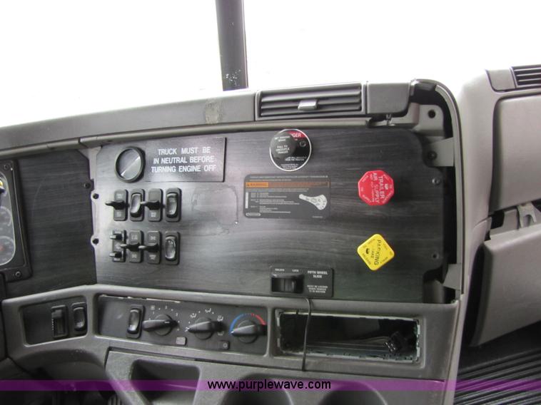 image for item 8004 2004 Freightliner Conventional Columbia semi truck