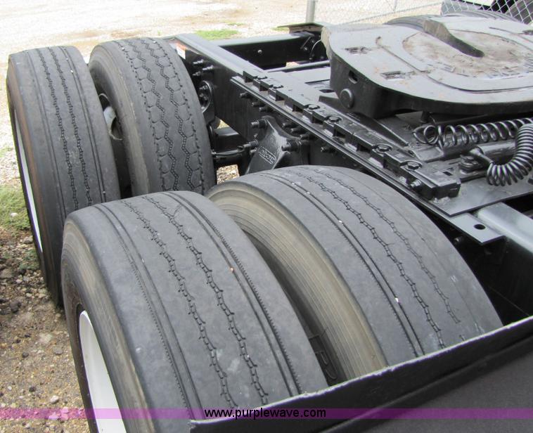 image for item 8004 2004 Freightliner Conventional Columbia semi truck