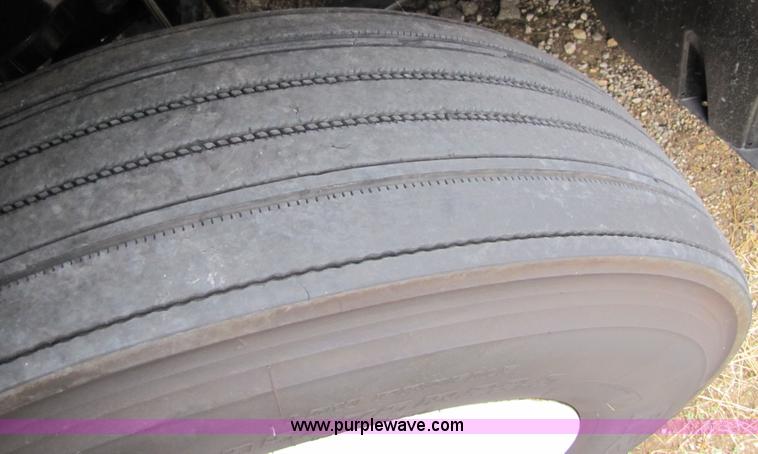 image for item 8004 2004 Freightliner Conventional Columbia semi truck