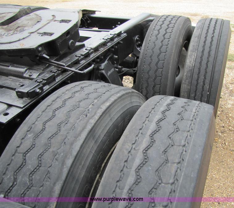 image for item 8004 2004 Freightliner Conventional Columbia semi truck