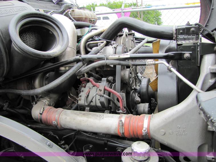 image for item 8004 2004 Freightliner Conventional Columbia semi truck