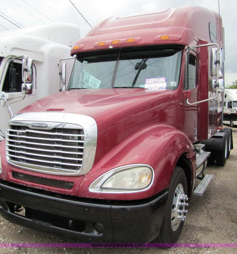 image for item 8005 2004 Freightliner Conventional Columbia semi truck