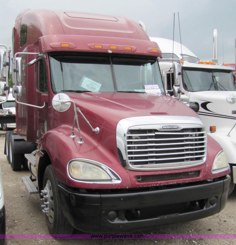 image for item 8005 2004 Freightliner Conventional Columbia semi truck