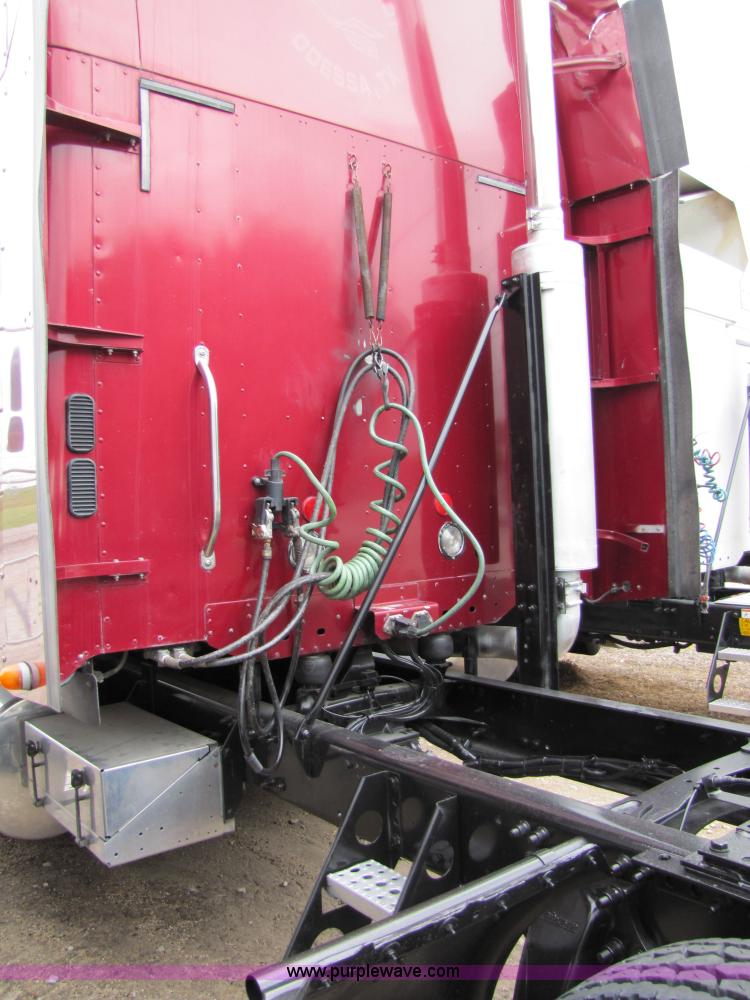 image for item 8005 2004 Freightliner Conventional Columbia semi truck