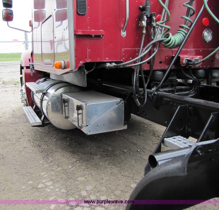 image for item 8005 2004 Freightliner Conventional Columbia semi truck