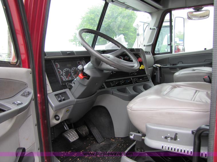 image for item 8005 2004 Freightliner Conventional Columbia semi truck