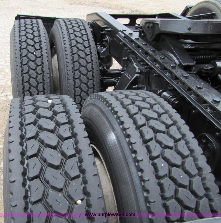 image for item 8005 2004 Freightliner Conventional Columbia semi truck