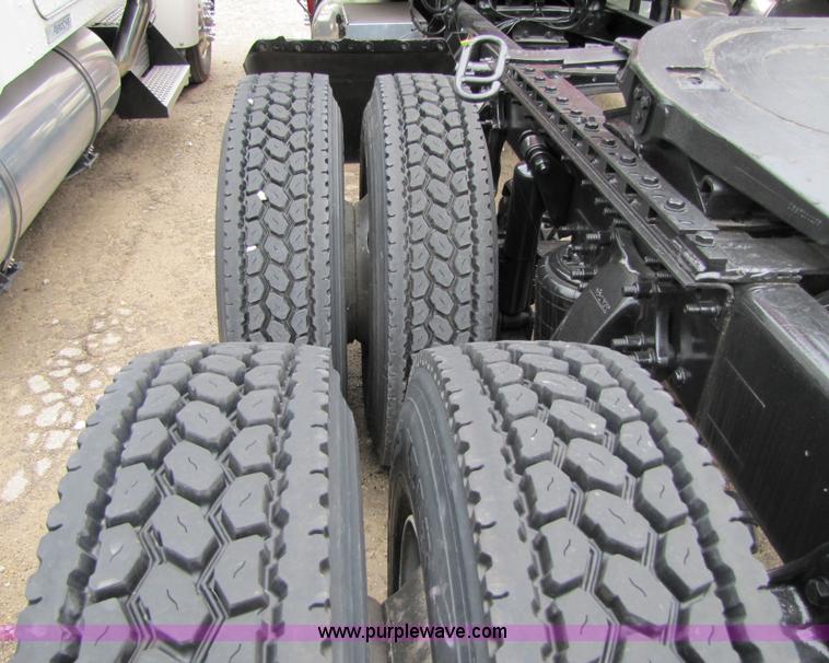 image for item 8005 2004 Freightliner Conventional Columbia semi truck