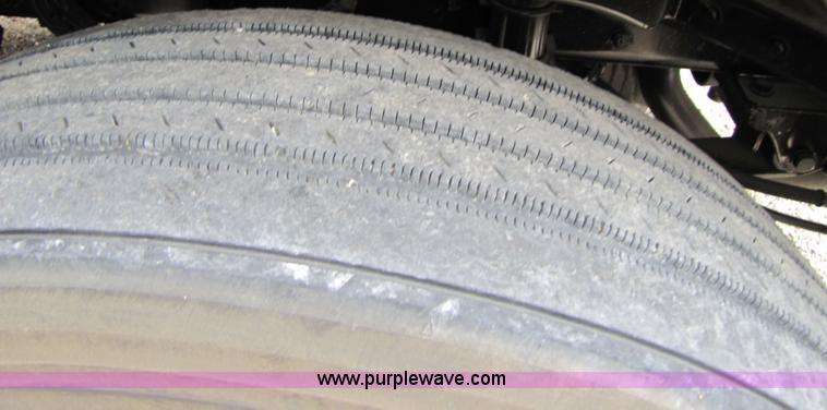 image for item 8005 2004 Freightliner Conventional Columbia semi truck