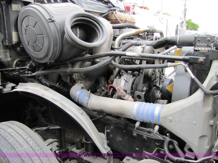 image for item 8005 2004 Freightliner Conventional Columbia semi truck