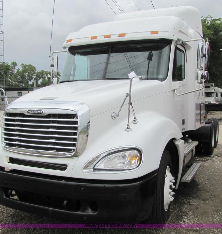 image for item 8006 2004 Freightliner Conventional Columbia semi truck