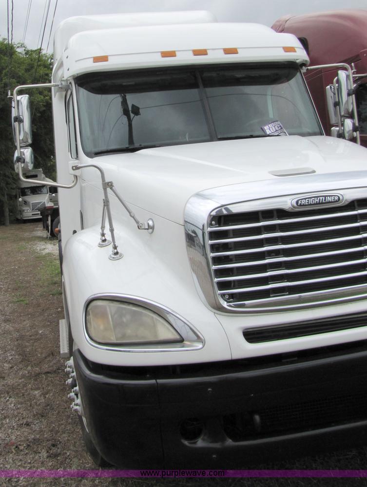 image for item 8006 2004 Freightliner Conventional Columbia semi truck