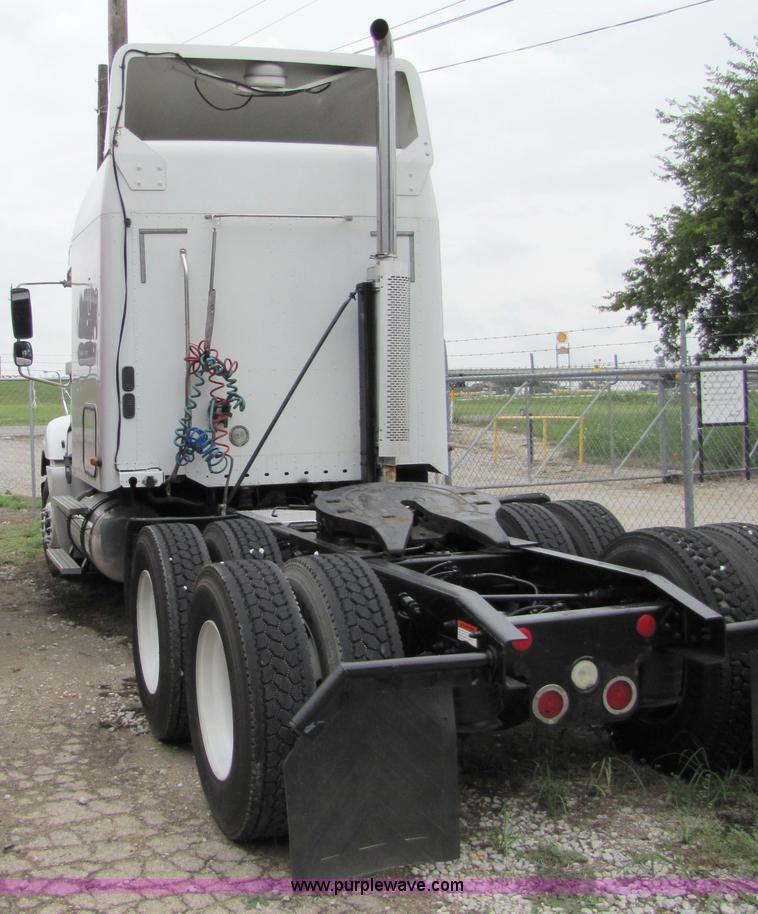 image for item 8006 2004 Freightliner Conventional Columbia semi truck