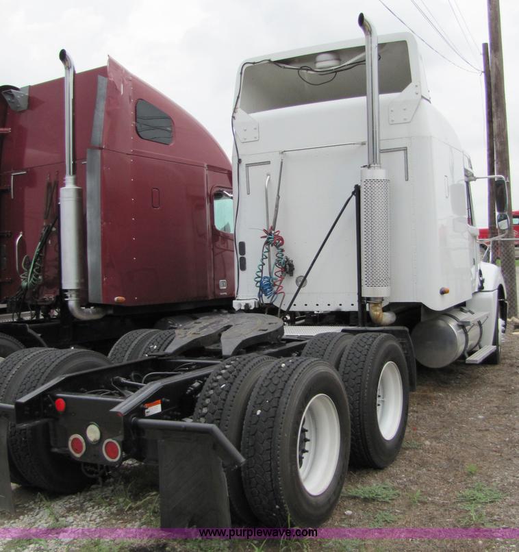 image for item 8006 2004 Freightliner Conventional Columbia semi truck